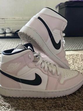 Women’s Air Jordan 1 Mid- ‘Barely Rose’